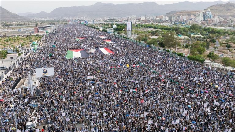عشرات الآلاف يتظاهرون في اليمن وموريتانيا دعمًا لغزة.. و”مباركة لانتصار إيران على العدوان الصهيوني”