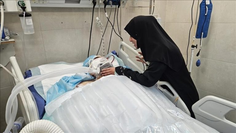 وفاة الدكتور حمدي النجار، والد تسعة أطفال قُتلوا في قصف إسرائيلي بغزة.