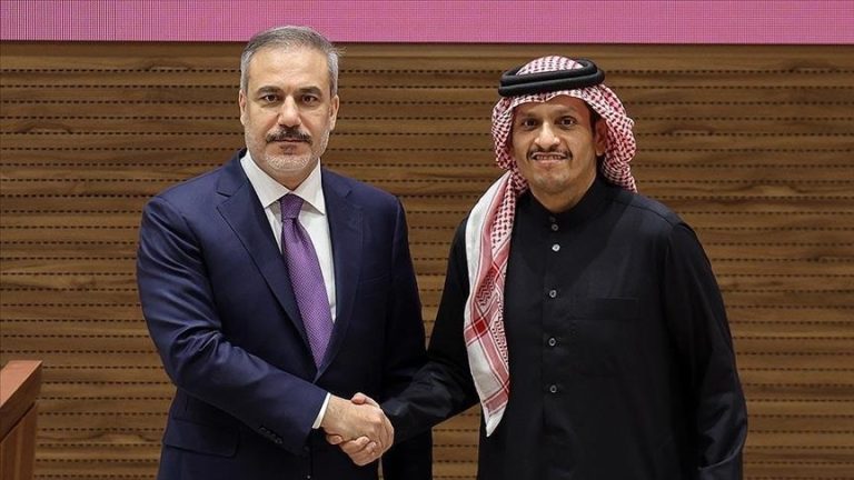 وزير الخارجية التركي يبحث مع نظيره القطري جهود وقف إطلاق النار في غزة