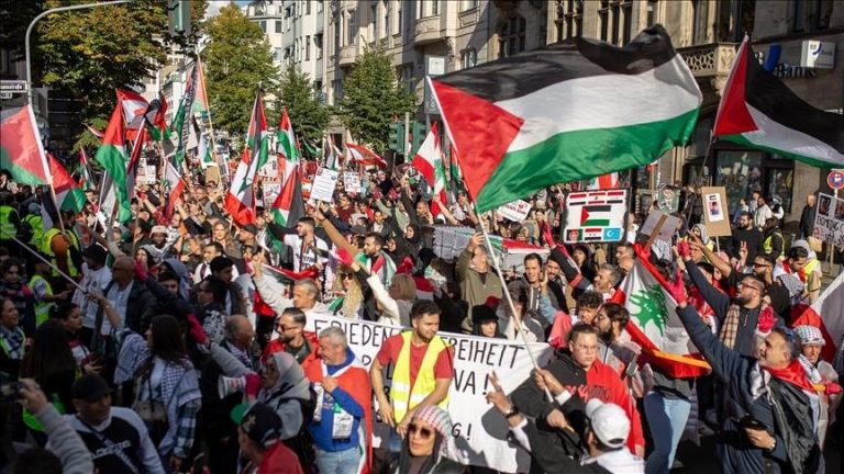شخصيات بارزة في ألمانيا تدعو لوقف تزويد إسرائيل بالأسلحة في رسالة مفتوحة للحكومة
