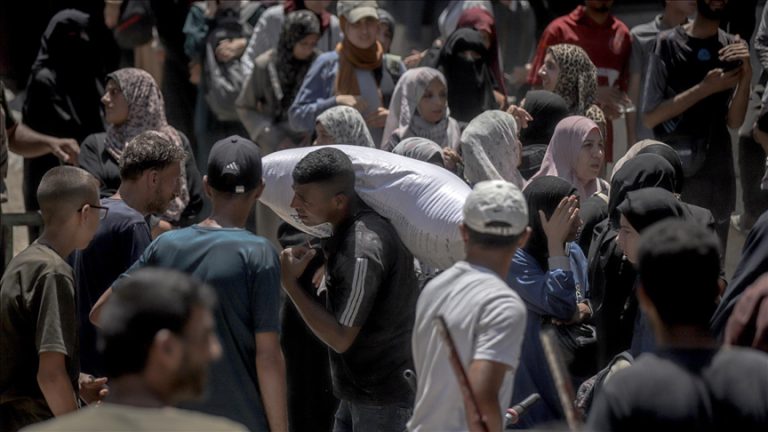 غزة: العثور على أقراص مخدرة داخل أكياس طحين قادمة من “مصائد الموت”.. وتحذيرات من كارثة صحية