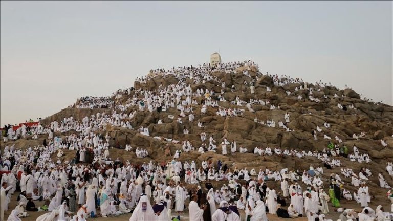 خطيب عرفة يدعو الله لنصرة الشعب الفلسطيني في وجه الإبادة الجماعية