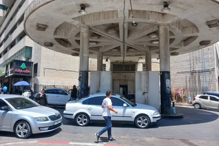 أزمة وقود حادة تشل الضفة الغربية وسط إغلاق المعابر وتوقف الخدمات الحيوية