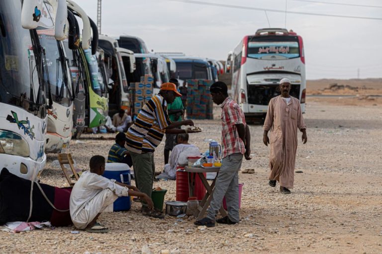 تشديد القيود والرسوم الباهظة يطرد اللاجئين السودانيين من مصر إلى ليبيا