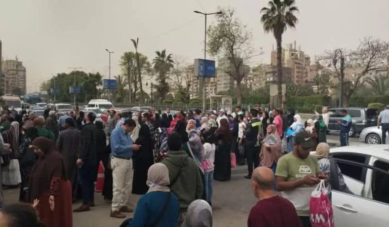 خمسون مريضًا بالسرطان يحتجون على تعنت إدارة مستشفى هرمل وتأخر العلاج