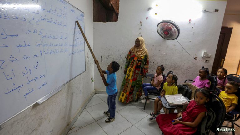 عقبات الإقامة تحرم آلاف اللاجئين في مصر من حق التعليم الرسمي