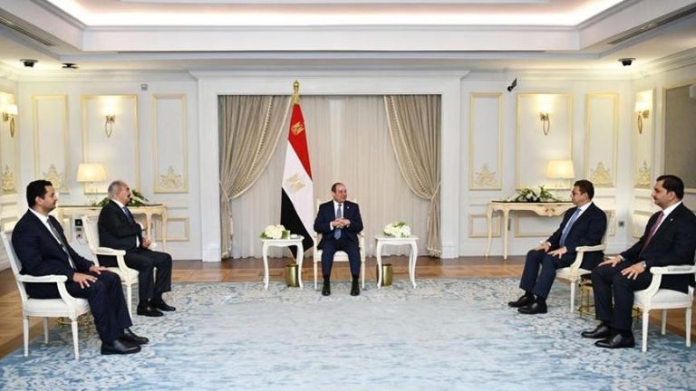 السيسي يلتقي خليفة حفتر ويؤكد التزام مصر بدعم استقرار ليبيا