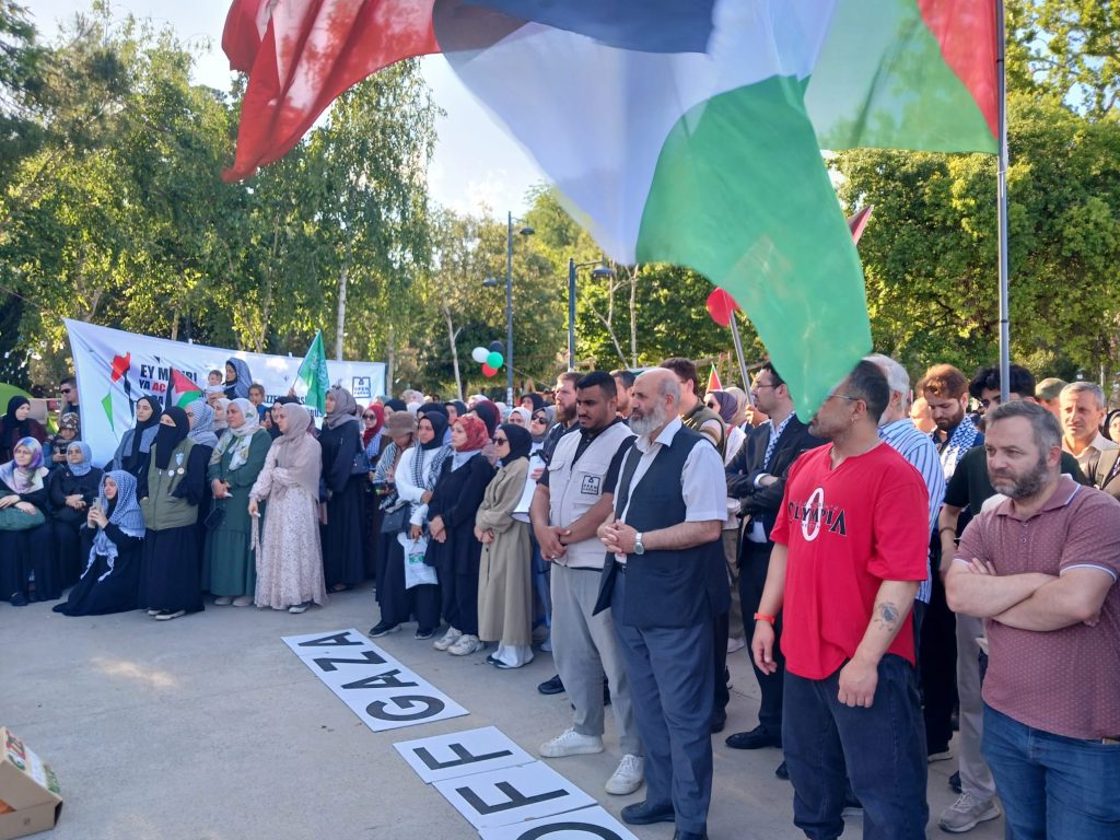 هيئة علماء فلسطين تشارك في وقفة “من أجل غزة” أمام القنصلية المصرية في إسطنبول