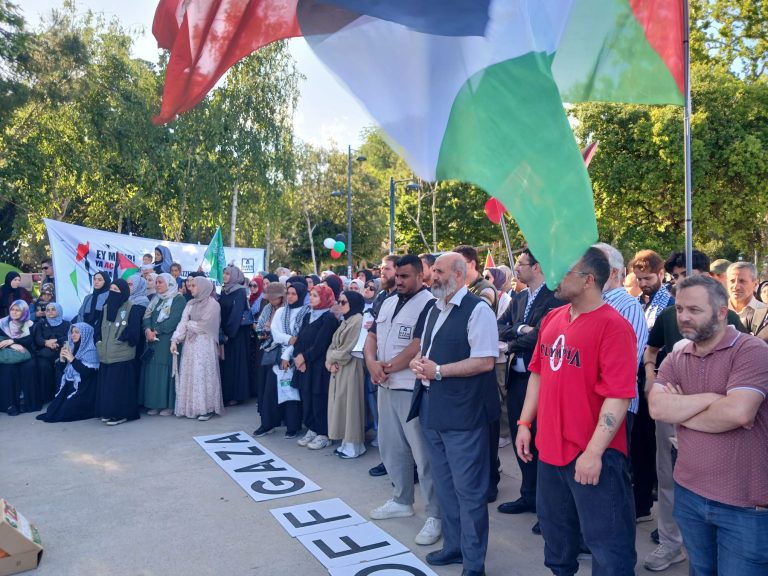 ‏هيئة علماء فلسطين تشارك في وقفة “من أجل غزة” أمام القنصلية المصرية في إسطنبول