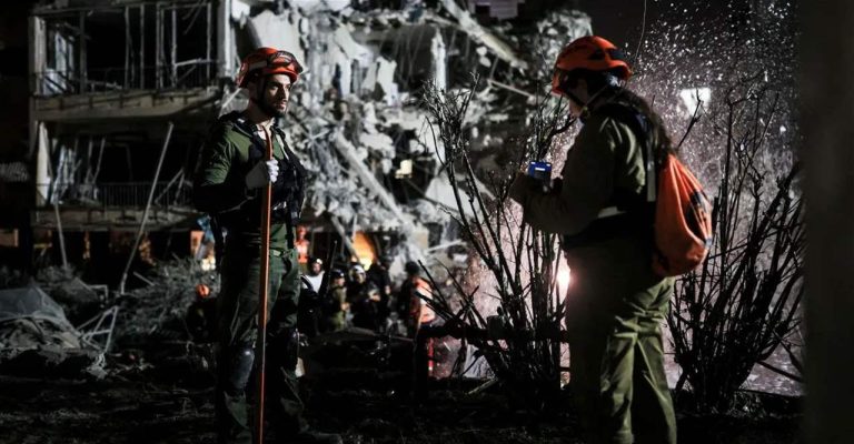 ثلاثة قتلى وعشرات الجرحى في إسرائيل بعد ثلاث موجات من الصواريخ الإيرانية فجر السبت
