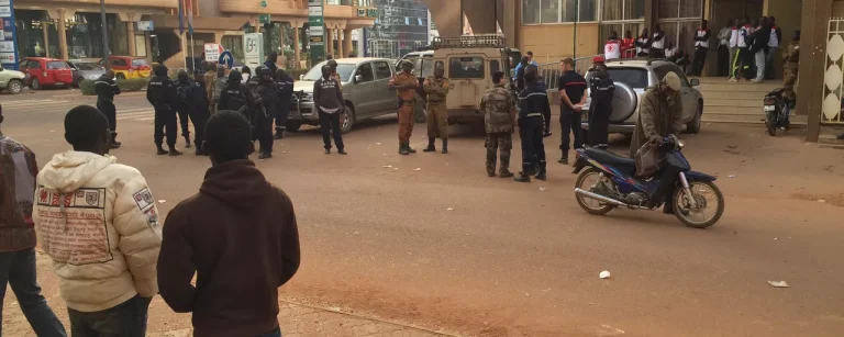 مقتل 50 جنديا في هجوم مسلح على قاعدة عسكرية في بوركينا فاسو