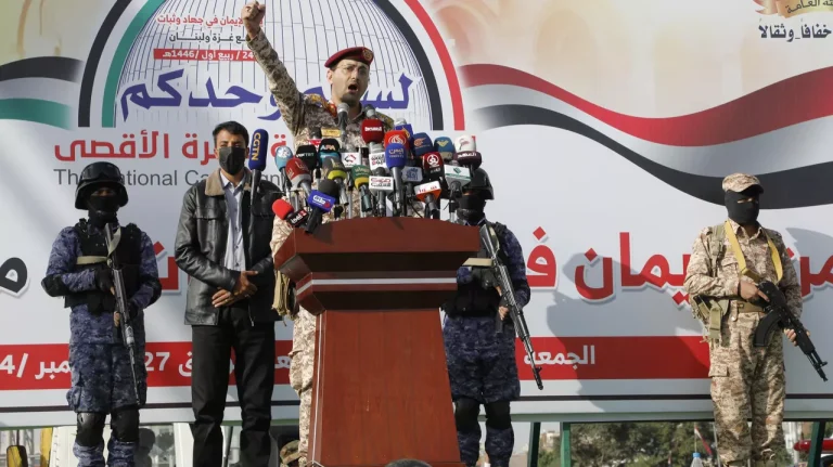 “أنصار الله” تهدد بإغلاق مضيق باب المندب ردا على استمرار حرب إسرائيل في قطاع غزة