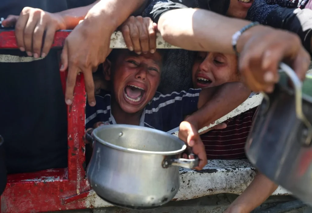 حملة غزة تموت جوعًا تشعل مواقع التواصل: الصمت خيانة والعالم يتفرج