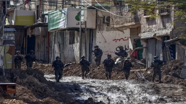 القوات الإسرائيلية تواصل عدوانها: هدم 104 مبانٍ في مخيم طولكرم وتهجير آلاف العائلات