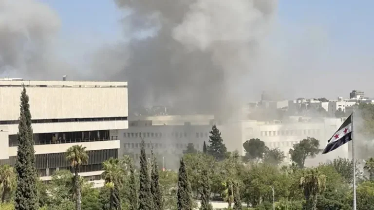 جيش الاحتلال يهاجم مدخل مقر هيئة الأركان العامة في دمشق