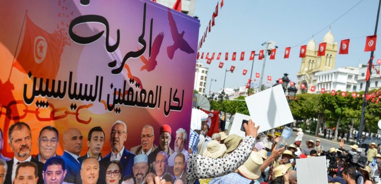 منظمة العفو: الإدانات الجماعية في “قضية التآمر 2” تعمّق أزمة سيادة القانون في تونس