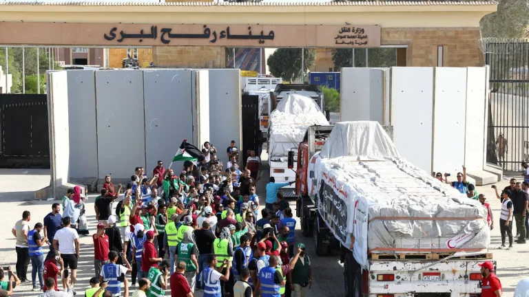 مجلس قبائل سيناء يطالب بفتح معبر رفح ويُعلن استعداده لتأمين المساعدات إلى غزة
