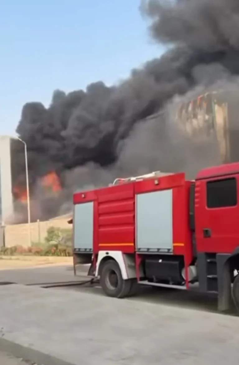 الدفع بـ 10 سيارات إطفاء و4 خزانات مياه ضخمة لمحاولة السيطرة على حريق مصنع بالروبيكي في بدر