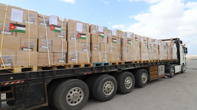 الأردن ينجح في إدخال قافلة مساعدات إلى غزة عبر “زيكيم”.. والأمم المتحدة تحذر من كارثة مجاعة