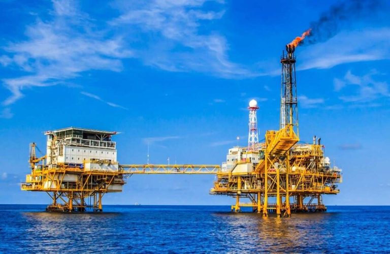 مصر.. قتلى ومصابون في غرق حفار بترول بالبحر الأحمر