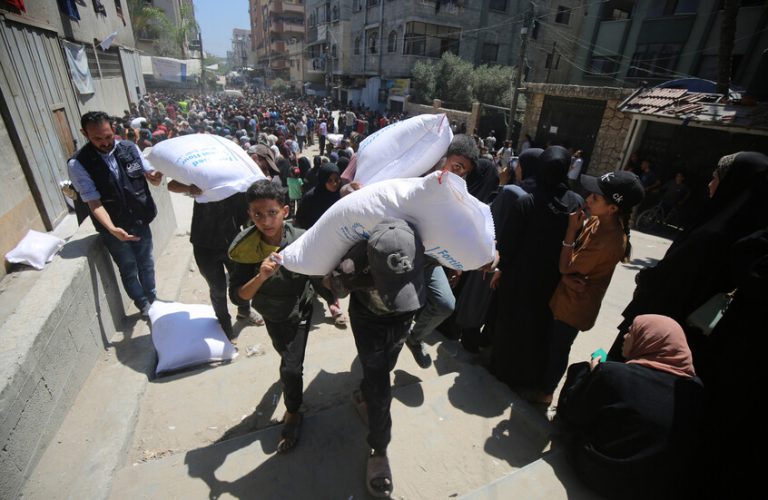 فلسطيني يعثر على حبوب مخدرة في كيس المساعدات الأمريكية – الإسرائيلية