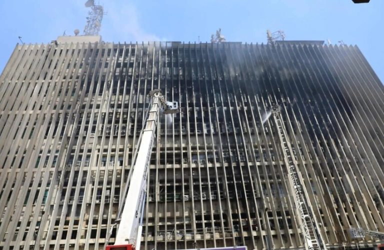 ممدوح حمزة يُلمّح أن حريق سنترال رمسيس قد يكون بفعل فاعل