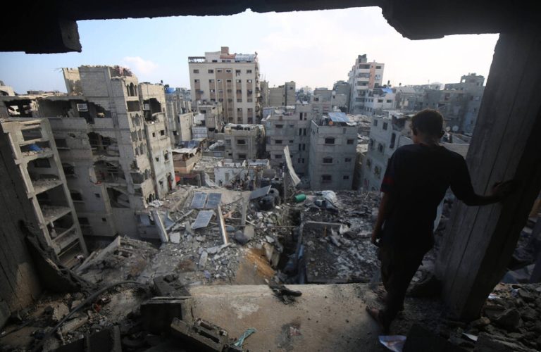 استشهاد 87 فلسطينيا جراء القصف الإسرائيلي منذ فجر اليوم بينهم 34 من منتظري المساعدات