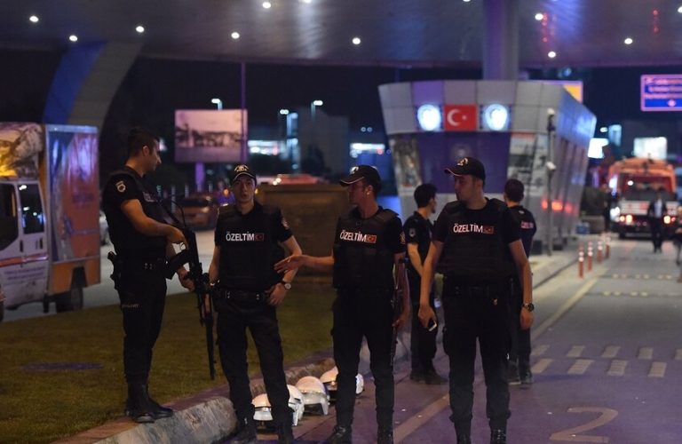 تركيا..القبض على رئيس تحرير مجلة ليمان لسخريتها من النبي محمد