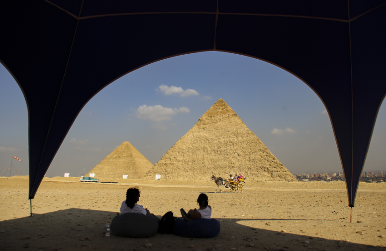 مصر.. وزارة الآثار تعلق على فيديو لودر يقوم بأعمال حفر في محيط الأهرامات