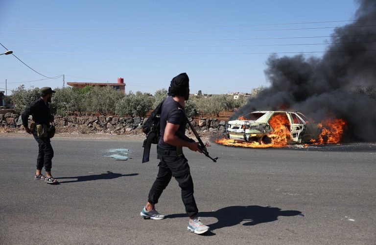 الاحتلال يهدد بالتصعيد ضد النظام السوري إذا لم ينسحب من السويداء