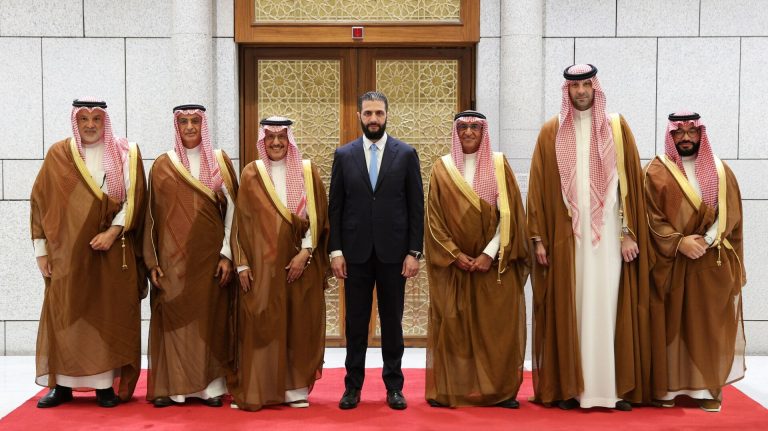 أحمد الشرع يلتقي برجال أعمال سعوديين في قصر الرئاسة