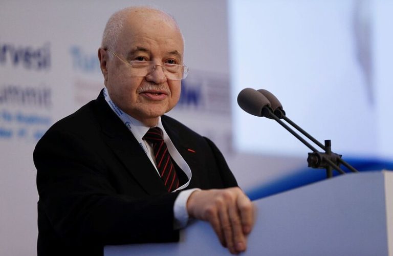 بعد إنكاره جرائم بشار الأسد..المالية السورية توقف ترخيص شركة طلال أبو غزالة
