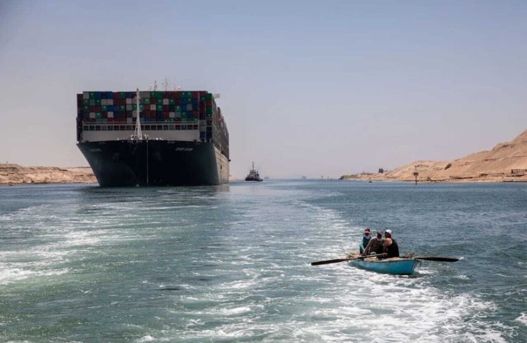 مصر.. تراجع حاد في إيرادات قناة السويس