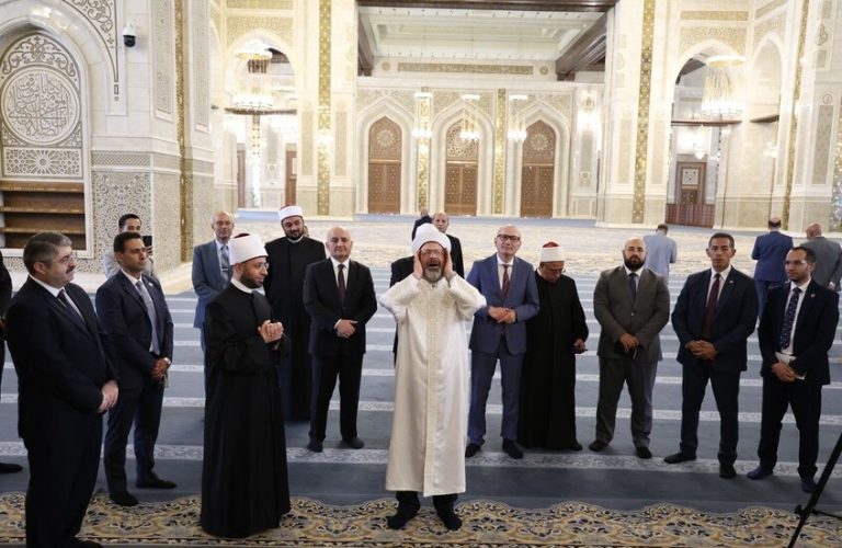 أثناء زيارته لمصر..على أرباش يصدح بالأذان في المسجد الكبير بالعاصمة الإدارية