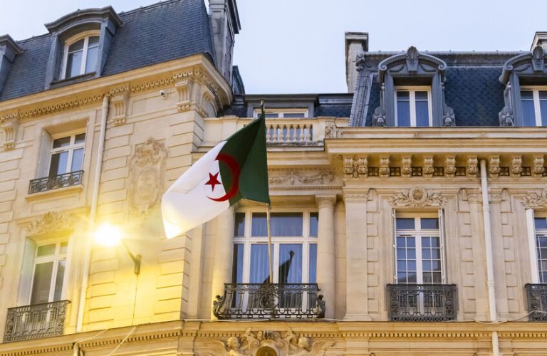 الجزائر تتوعد فرنسا بالمعاملة بالمثل بشأن أسلوب استلام الحقائب الدبلوماسية بالمطار