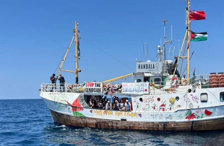 مسيرة إسرائيلية تحلق فوق سفينة أسطول الحرية “حنظلة”