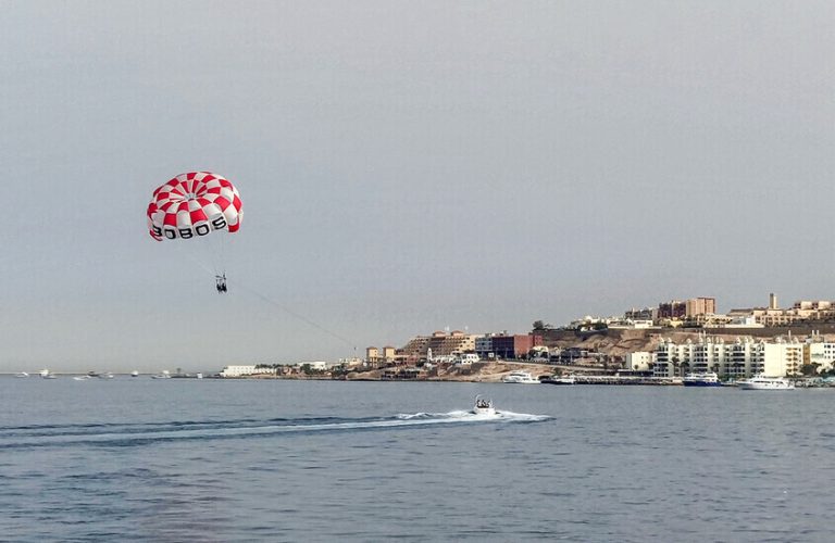 إنقاذ 40 سائحا على متن مركب سياحي في الغردقة