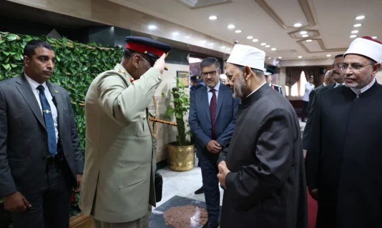 شيخ الأزهر يستقبل رئيس أركان الجيش الباكستاني والأخير يؤدي له التحية العسكرية