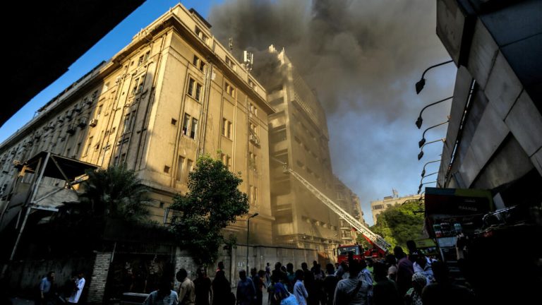 حريق “سنترال رمسيس” يشل الاتصالات في مصر ويكشف هشاشة البنية التحتية الرقمية