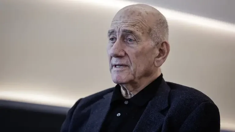 أولمرت يكشف: خطة إسرائيل في غزة “معسكر اعتقال” وتطهير عرقي مقنّع
