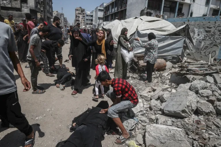استشهاد 27 فلسطينياً بنيران الاحتلال في غزة، بينهم منتظرو مساعدات وعائلة بأكملها