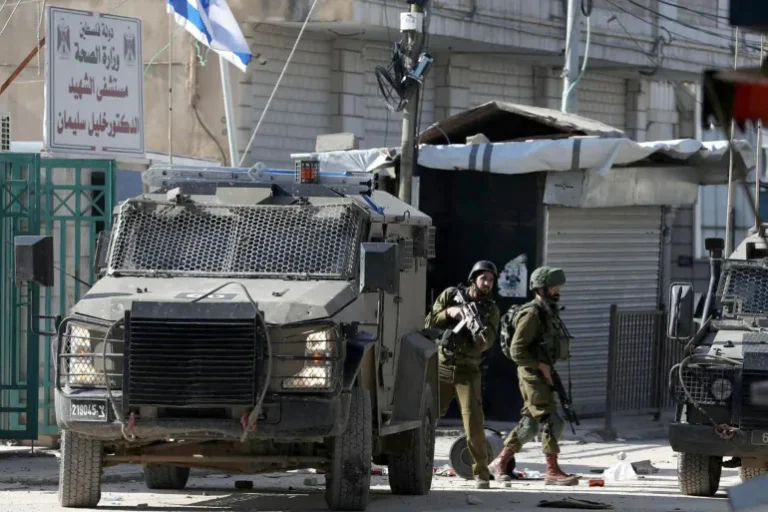 قوات الاحتلال الإسرائيلي تعتقل عدداً من الفلسطينيين في مداهمات بالضفة الغربية