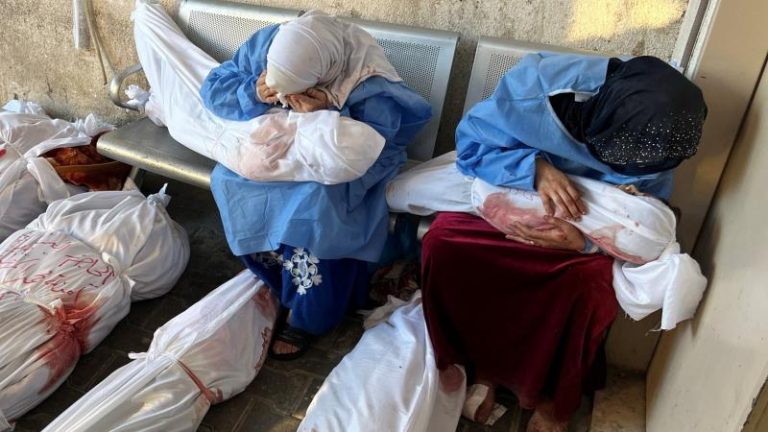 59 مجزرة إسرائيلية بغزة خلال 100 ساعة و288 شهيداً، بينهم 99 من عمال الإغاثة.
