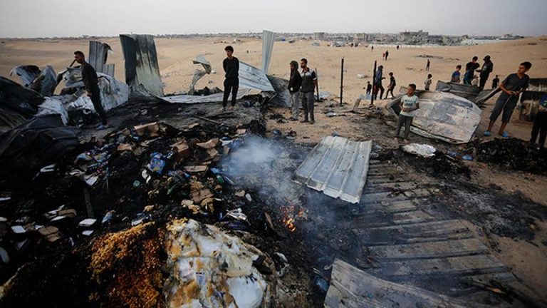 استشهاد 9 فلسطينيين في غارات إسرائيلية استهدفت خيام النازحين في خان يونس ودير البلح