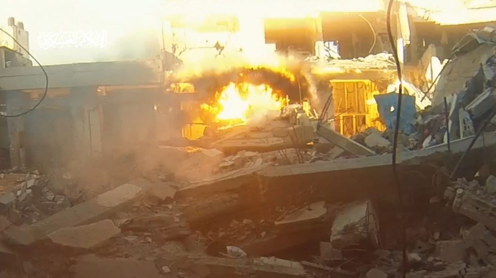 الاحتلال الإسرائيلي يعترف بمقتل ضابط وجندي بتفجير ناقلة “نمر” في خان يونس