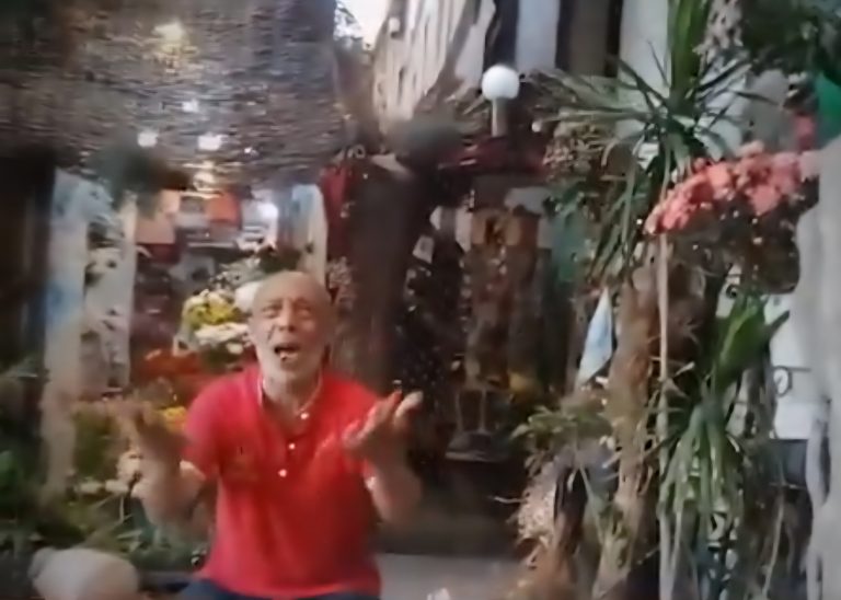 بلطجية حزب حماة الوطن يهاجمون مواطنًا ويهينون كرامته بتهديد السلاح