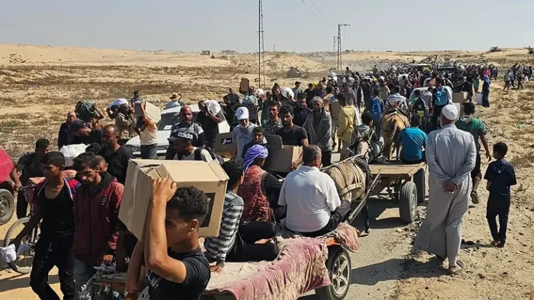 ميدل إيست آي: مقاولون أمريكيون يطلقون النار على فلسطينيين ينتظرون الطعام في غزة.