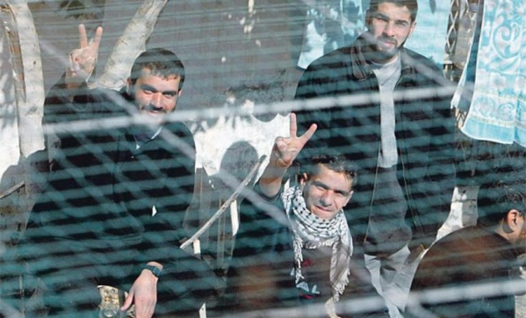حماس: الفلسطينيون يعيشون ظروفاً كارثية في سجون الاحتلال
