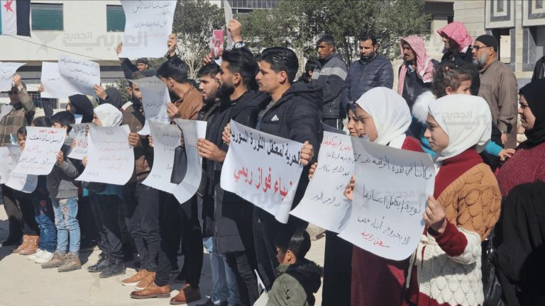 أهالي معتقلي الرأي السوريين في لبنان يهددون بإغلاق المعابر والتصعيد أمام السفارة اللبنانية بدمشق للمطالبة بالإفراج عن ذويهم
