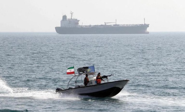 إيران تحتجز ناقلة نفط أجنبية في خليج عُمان